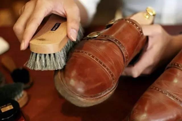 保养丨皮鞋湿了怎么办？「最强皮鞋保养攻略」，教你如何正确护理皮鞋！